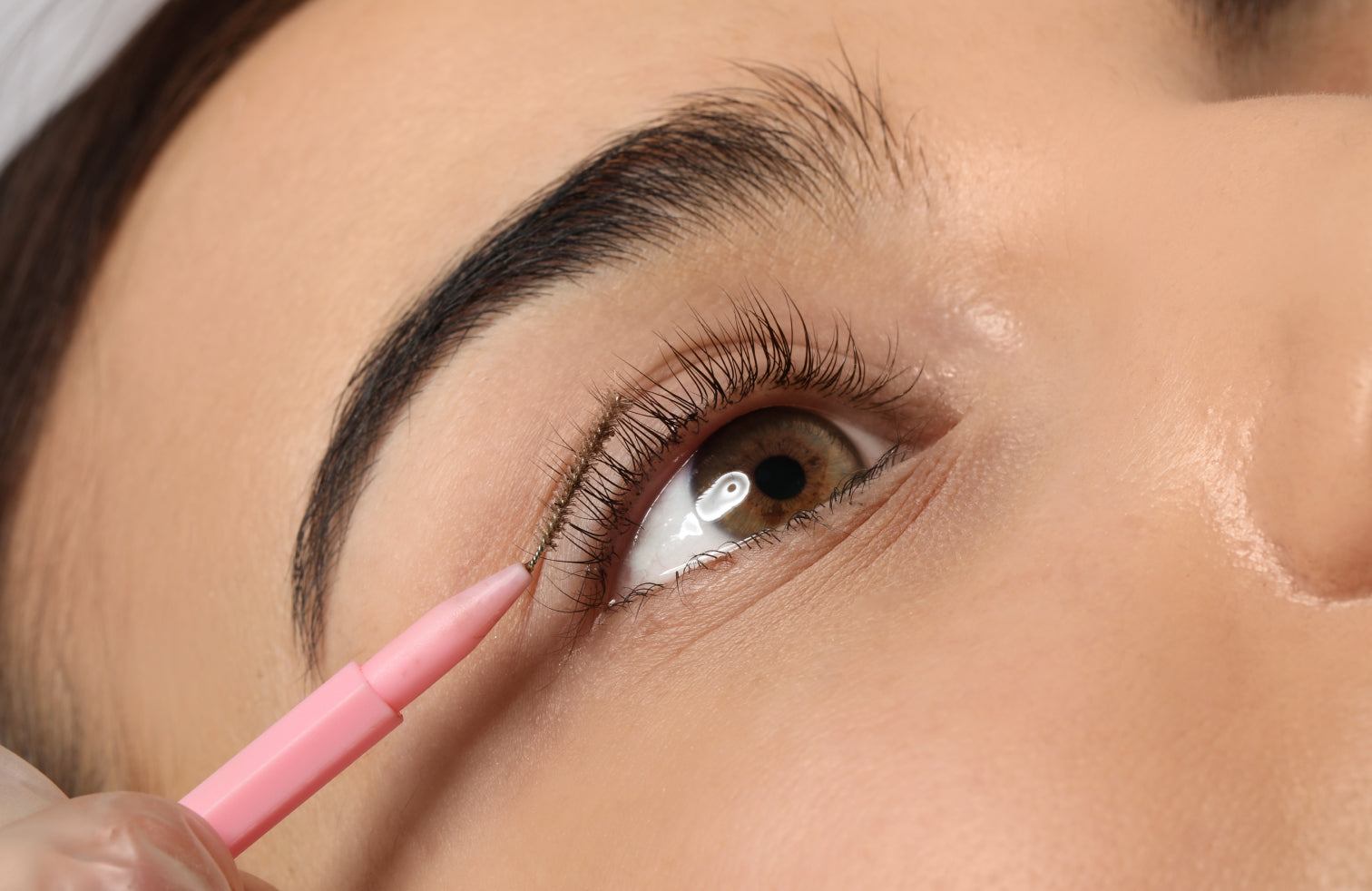 Eyelash Extensions vs. Mascara: Pros and Cons
